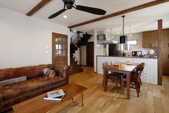 薪ストーブやガレージのある暮らし -素材重視のアメリカンインテリア