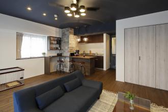 天井は夜空の眺め！ふたりで過ごすリッチ&ヴィンテージなカフェリビング