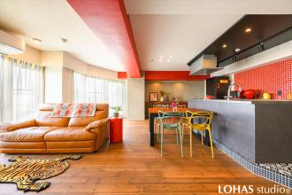 カラフルで気分もアガる！自分好みをちりばめたステージキッチン