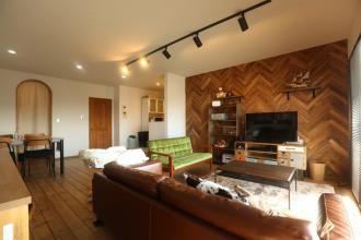 木目を生かした家