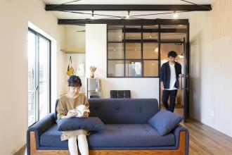 梁と木で魅せる　シンプルで温みあるお住まい