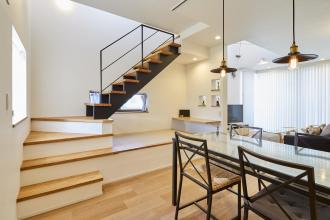 吹き抜けを大胆に造った戸建リノベ