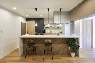 壁活用で広々リビング