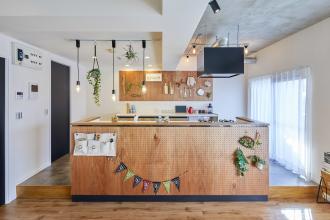 有孔ボードのアイランドキッチン