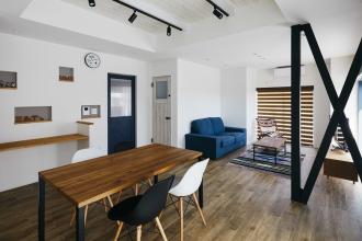 ヘリンボーン柄のキッチンが映える戸建リノベーション