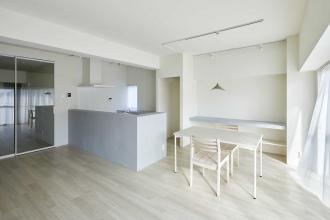 落ち着いた配色でくつろげるマンションリノベ