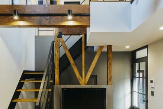 吹き抜けを中心とした家族が集まる空間