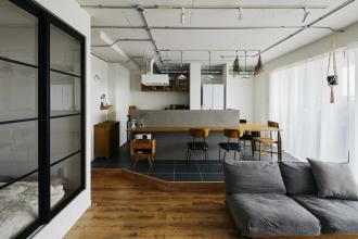 インダストリアルとナチュラルさが融合したマンションリノベ