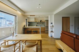 ルーバーが目を引く自然の温かみ溢れる家