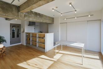 無塗装の梁が映える収納力抜群のマンションリノベ