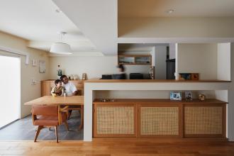 くつろぎの時間を過ごす、家族団らんの家