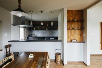 アンティーク家具に馴染む古材を活かした戸建リノベ