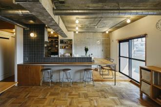 懐かしさ感じるインダストリアルな寛ぎ空間