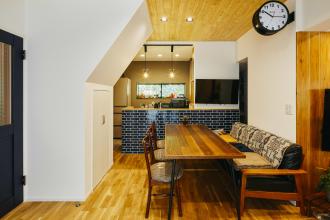 木の質感漂う自然素材に囲まれた戸建リノベ