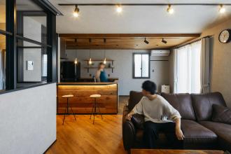 家事動線が完璧なモダンブリックスタイルの二世帯住宅