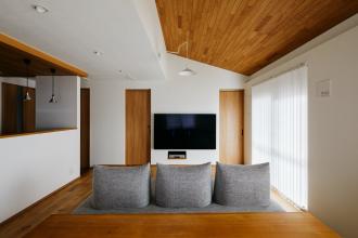 開放感に包まれた勾配天井が美しいマンションリノベ