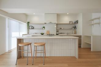 海外風ロングキッチンが主役のナチュラルモダンリノベ