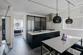 ミッドセンチュリー家具で彩るモノトーンモダンな空間