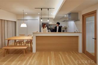 優しい光に包まれる素材感のある家