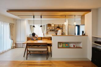 オークに囲まれた回遊動線が光る家