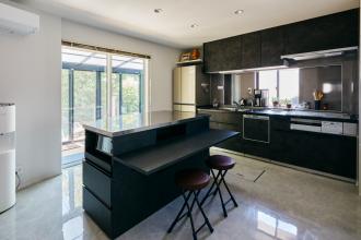 自然光と調和するモダンヴィラ