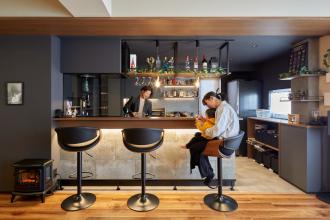 日常に彩りを~バーカウンターのあるもてなしの住まい~