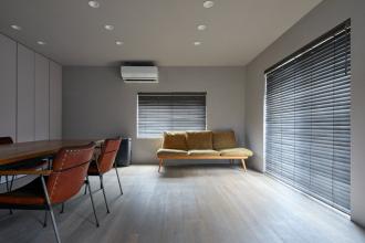 洗練された黒家具の映える家