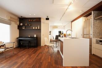 ウォールナットの無垢床に映える白いキッチンとのコントラスト