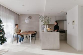 フラット対面キッチンで上質な大人のモノト―ンリビングに