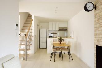 急な階段の和風の家がこんなに明るく開放的になりました！