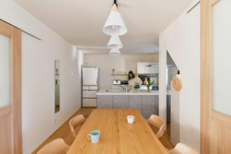 階段で分断されていた1階が開放的なLDKに