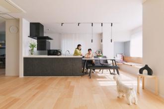 想い出の柱とヌックでくつろぐ家