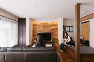 キッチンを真ん中に！　～築33年戸建てが暮らしやすい二世帯に～