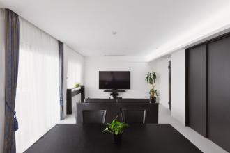 白と黒　～回遊動線でぐるっと快適～