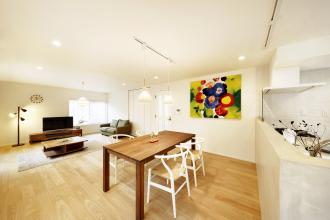 光をふんだんに採り入れるしっくい壁と無垢材の床。 ほっこり落ち着く北欧デザイン