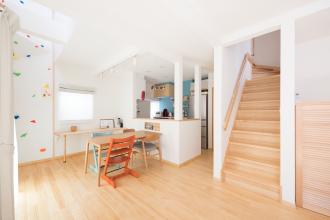 リビングイン階段、お絵かき黒板、ボルダリング壁。 「こどもファースト」で考えた家