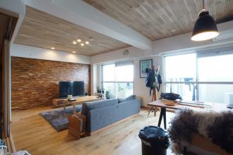 海の見える暮らし。西海岸インテリアの似合う、木の質感あふれるリビングへ