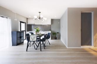 アイアンブラックの映えるシンプルリノベーション