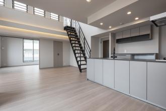 バルコニーへ続く階段のある部屋