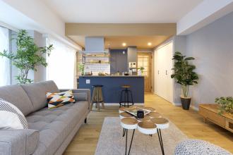 家族が集う インディゴブルーのカフェキッチン