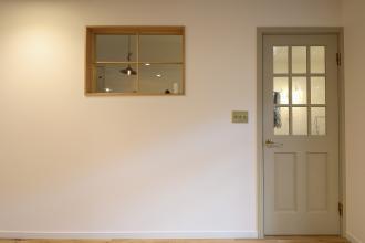 穏やかな光とモダンなアクセントのハーモニー