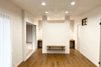 念願の無垢材と珊瑚の漆喰塗り壁を使った家族が繫がる家