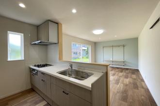 空き家をリノベーション。 ユーカリ材の床が映える家