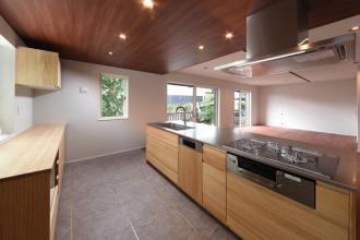 木質感とグレータイルのホテルLIKEな戸建て