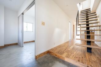 階段でTSUNAGU、私だけのマンション。