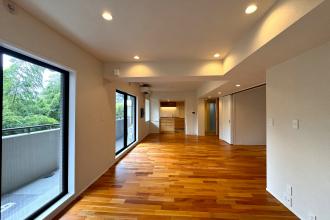 廊下をなくして開放感あふれる住空間を実現！マホガニーの床材が美しいお住まいです。