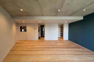 無垢床材で彩る家族の時間～素足で木のあたたかさに触れる住まい～