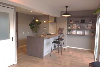 無垢材やタイルの素材を感じるグレージュ空間