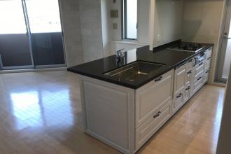 高級感あるクオーツストーンのグレー天板のキッチンとブルーグレーの明るいお部屋