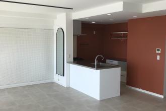 まるで海外カフェ！のような塗装カラーと大きめサイズのキッチンがこだわり